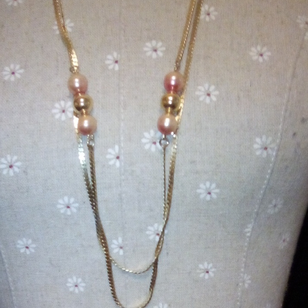Elegant Gold and Pink Beaded Necklace